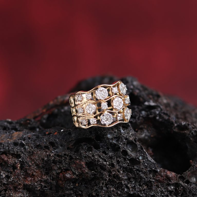 Lustre of Wavy Gleemy Creepers Diamond Ring