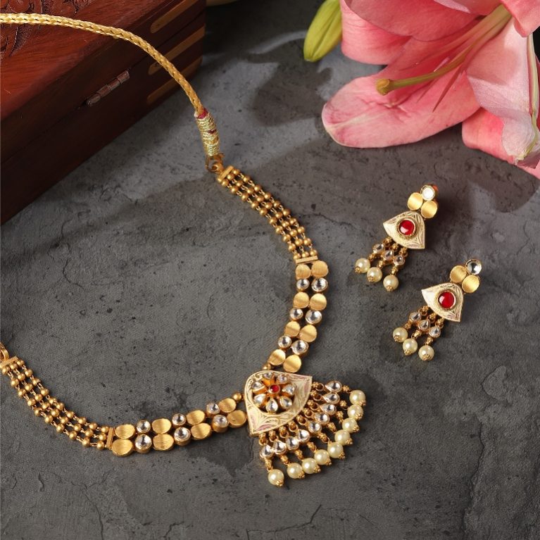 Magnific Form Stone Gold Necklace Set